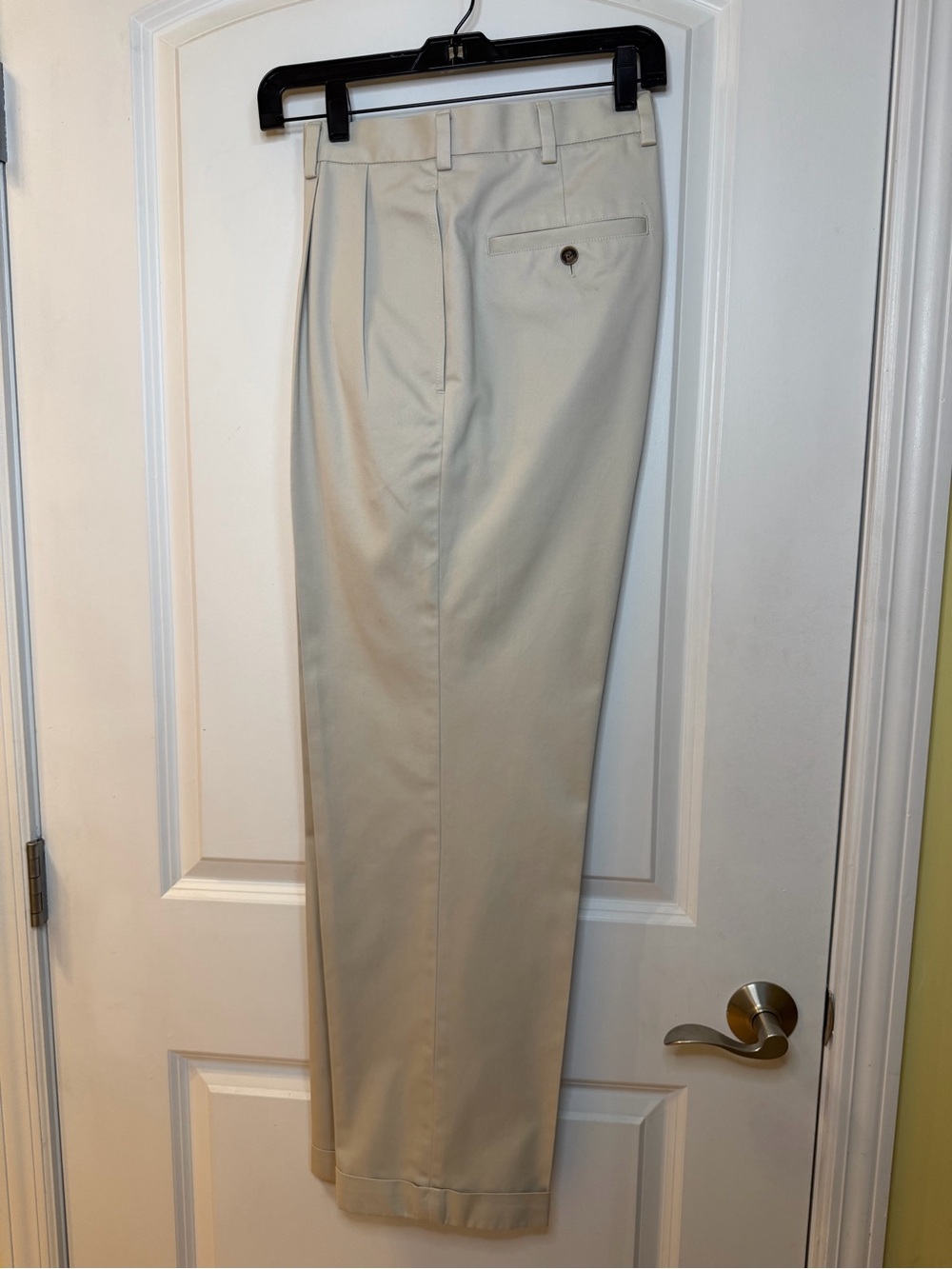 Brooks Brothers Khaki Pleated Chinos in Light Beige, size 34x32